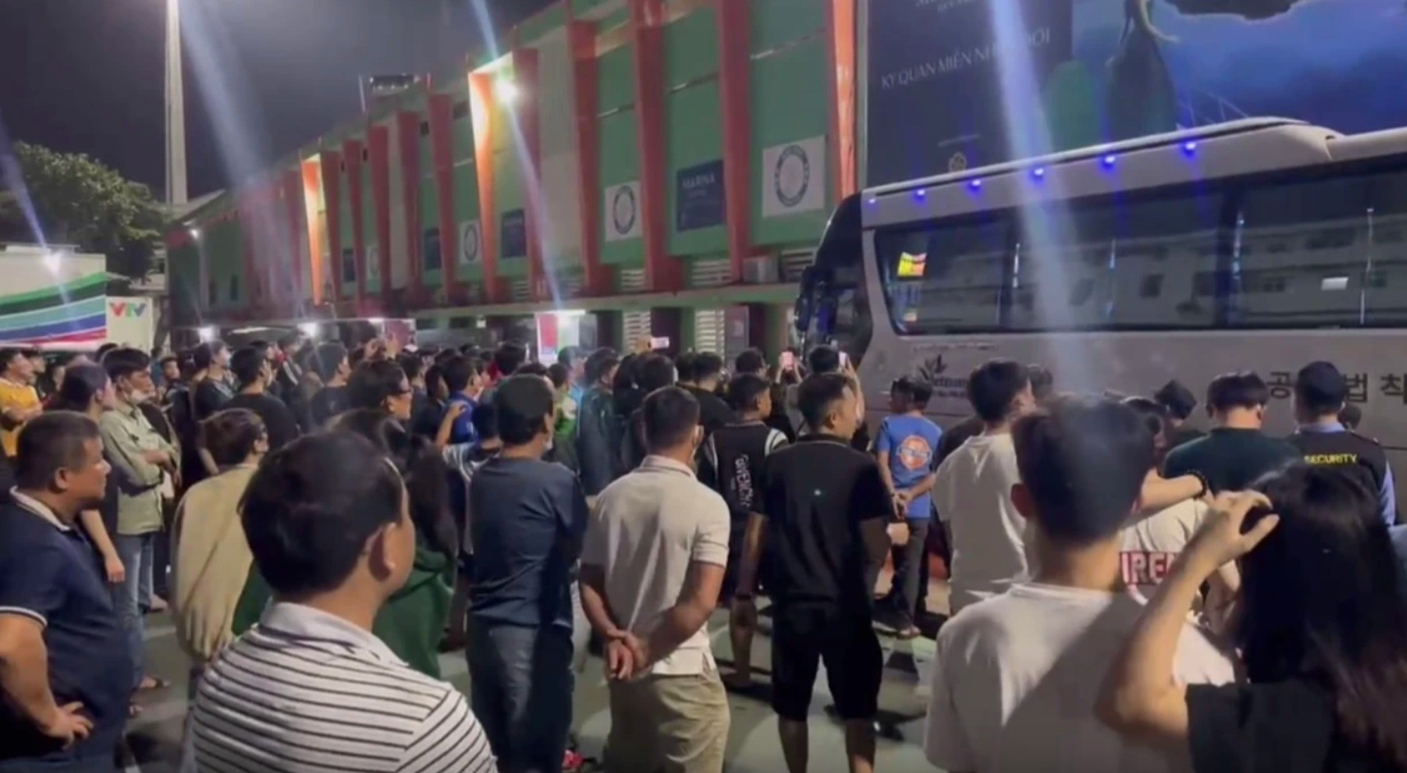 Cổ động viên vây chặt xe chở cầu thủ CLB Thanh Hóa. Ảnh: Internet