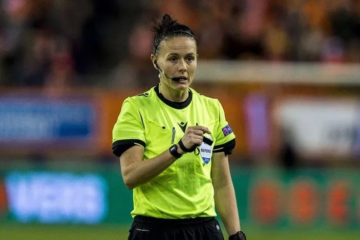 Bà Rebecca Welch (40 tuổi) sẽ trở thành nữ trọng tài đầu tiên bắt chính một trận đấu tại Ngoại hạng Anh. Ảnh: Internet Bà Rebecca Welch (40 tuổi) sẽ trở thành nữ trọng tài đầu tiên bắt chính một trận đấu tại Ngoại hạng Anh. Ảnh: Internet
