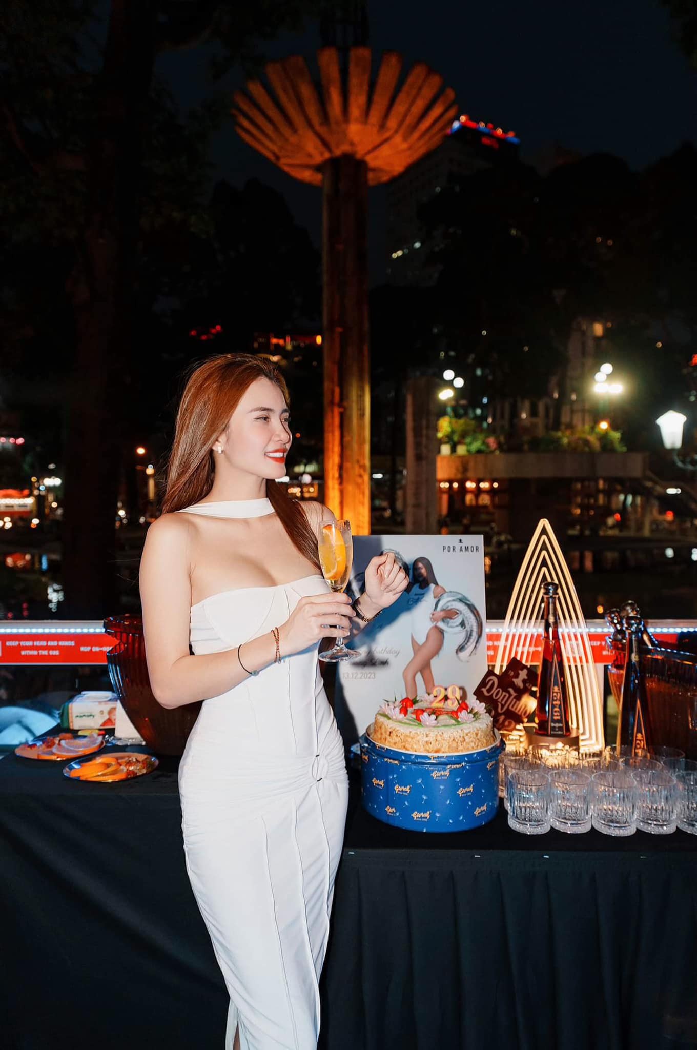 Khánh Chi diện đầm trắng bó sát người khoe vòng một đầy gợi cảm cùng vẻ đẹp kiêu sa