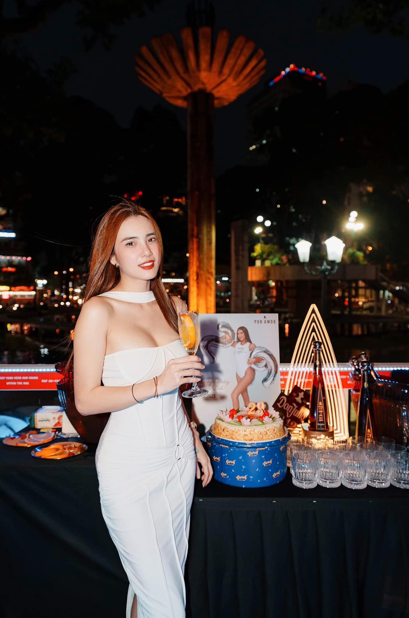 Trên trang cá nhân, Lê Khánh Chi gây chú ý khi chia sẻ bức ảnh đầy quyến rũ kèm dòng trạng thái “thả thính”: “Muốn thấy em say đã khó. Còn níu kéo ai đó , thì chắc chắn không”