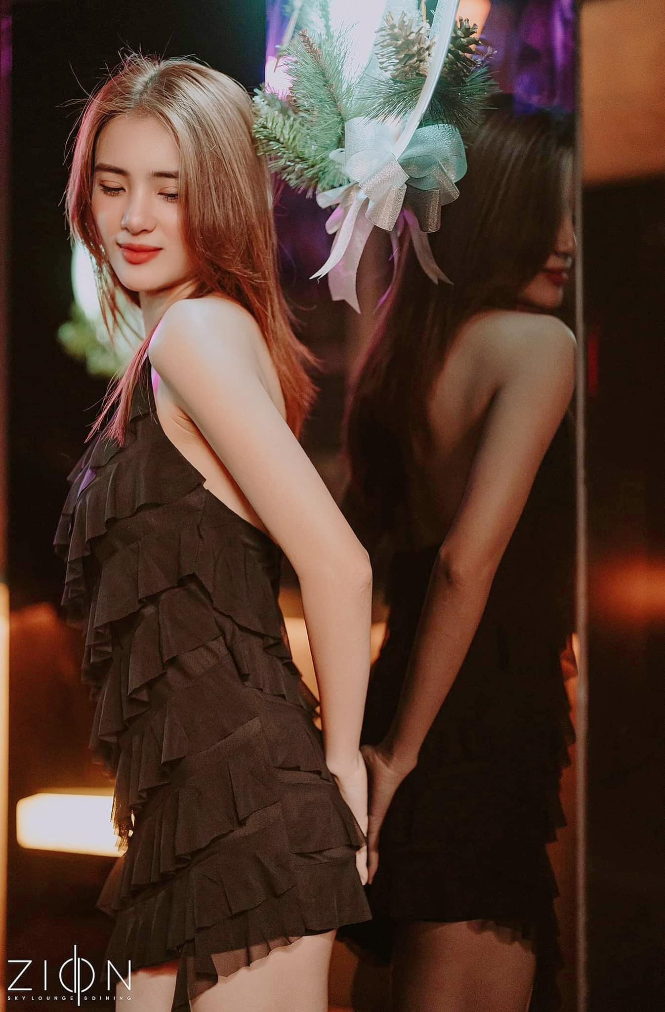 Khánh Chi thường xuyên khoe vẻ sexy của mình trên trang cá nhân. Do làm trong ngành giải trí nên cô rất chăm chút đến vẻ bề ngoài của bản thân