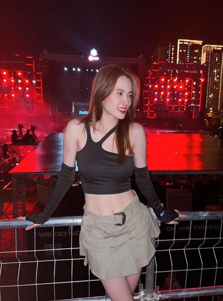 Hiện Lê Khánh Chi đã về Việt Nam sinh sống và làm việc tại một quán bar có tiếng ở TP.HCM. Cô thường xuyên đạt kết quả làm việc top 1