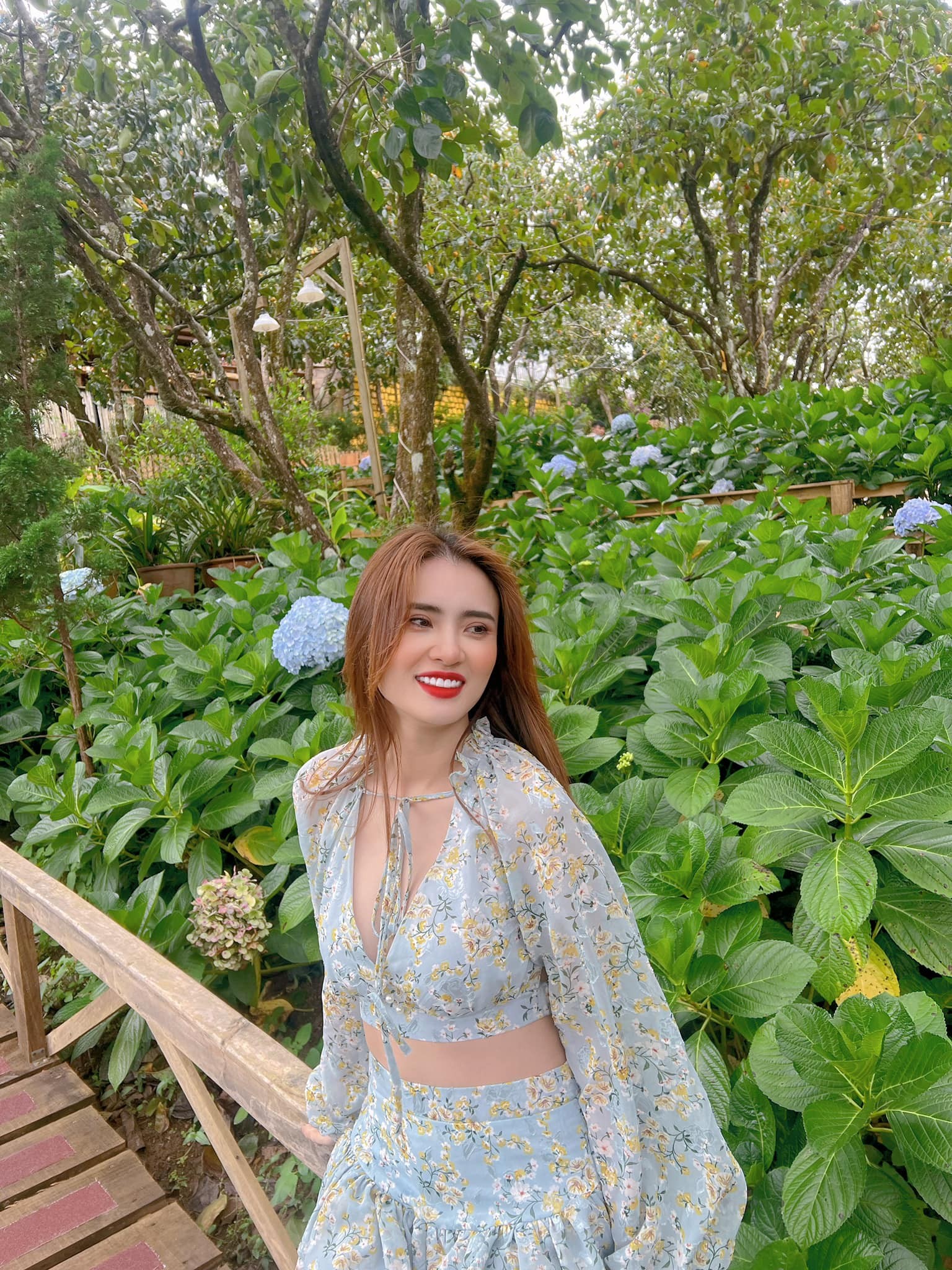 Từng là một hot girl nổi tiếng lại là em gái của cầu thủ Công Vinh, Khánh Chi luôn nhận được rất nhiều chú ý trên mạng xã hội