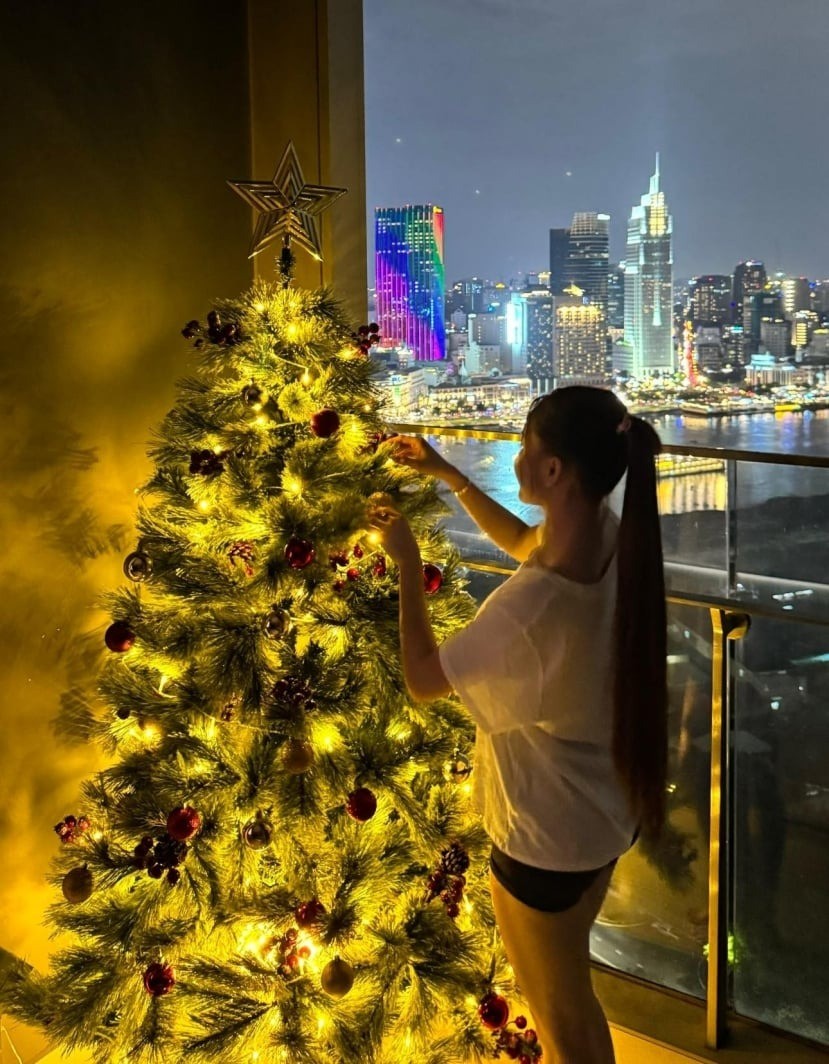 Văn Lâm cùng trang trí cây thông Noel với Yến Xuân. Ảnh: FBNV Văn Lâm cùng trang trí cây thông Noel với Yến Xuân. Ảnh: FBNV