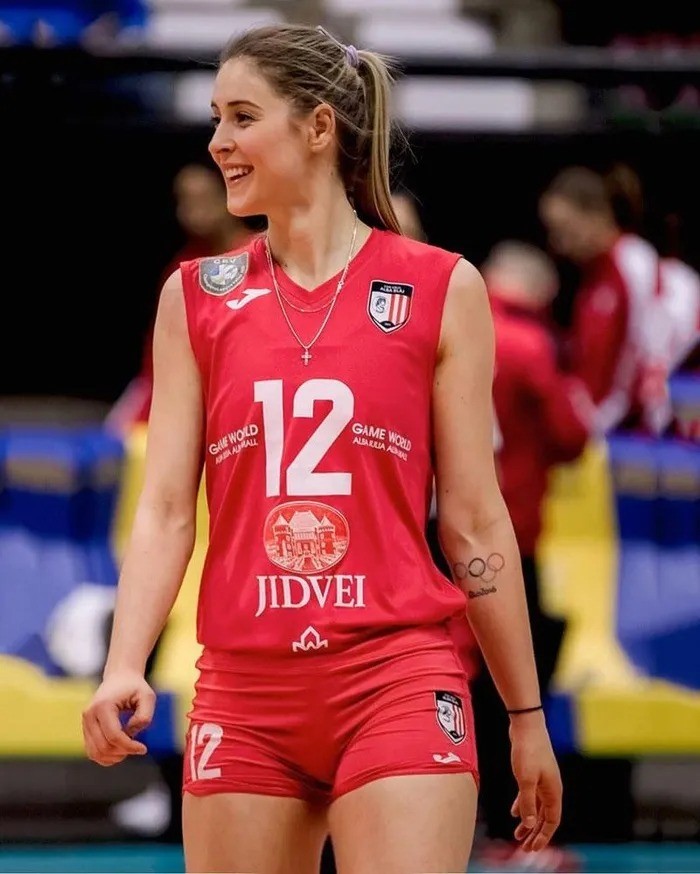 Nhan sắc gây thương nhớ của 'hot girl' bóng chuyền vừa so tài tuyển Việt Nam - Ảnh 1