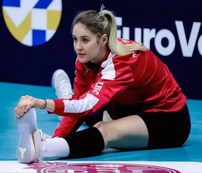 Cô ngay lập tức trở thành trụ cột của đội bóng Thổ Nhĩ Kỳ. Đội bóng này từng bốn lần vô địch thế giới các năm 2013, 2017, 2018, 2021 và luôn nằm trong nhóm ba đội dẫn đầu trong 6 lần dự giải thế giới gần nhất.