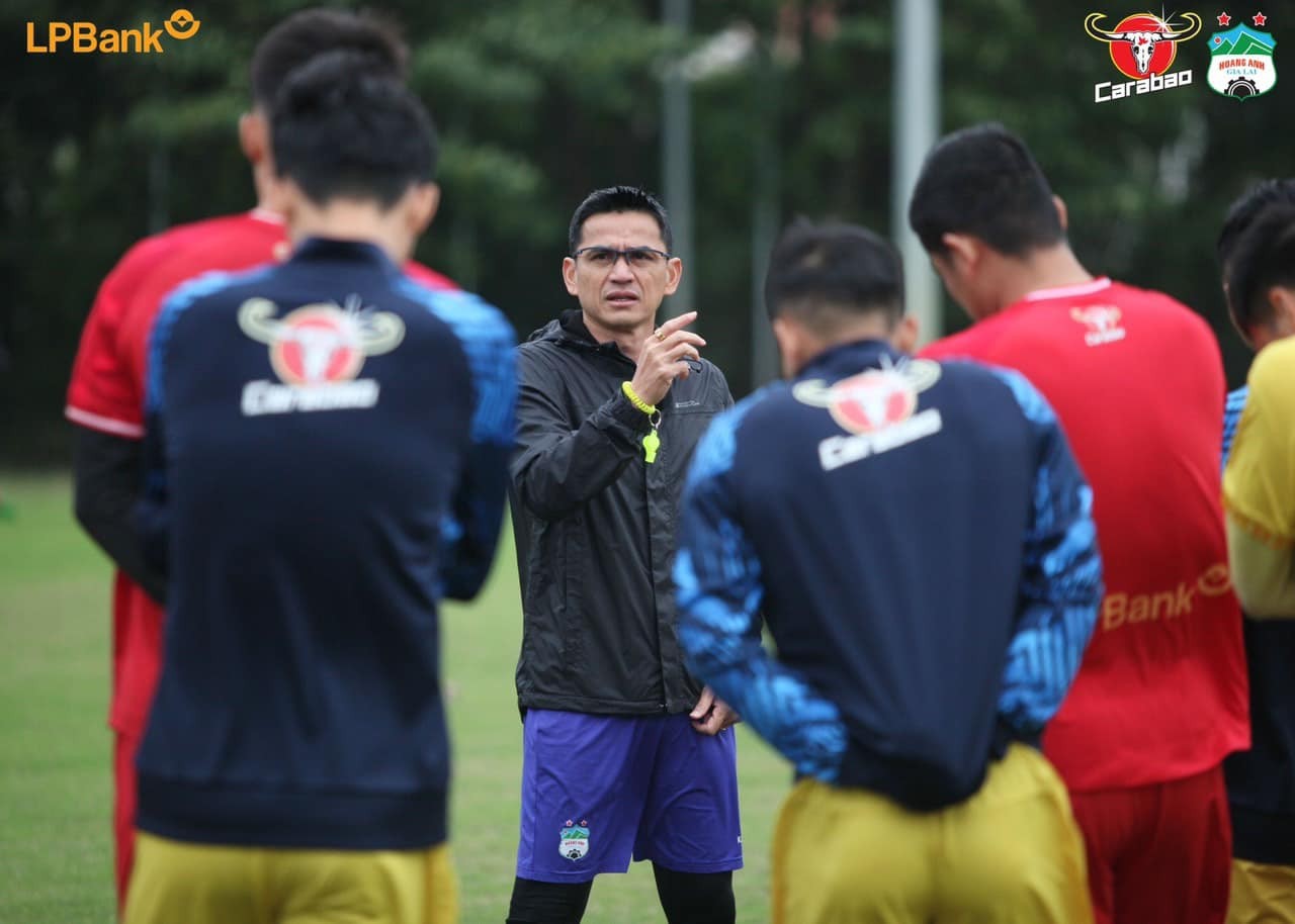 HLV Kiatisak đang chịu rất nhiều áp lực sau thành tích không tốt của HAGL. Ảnh: CLB HAGL