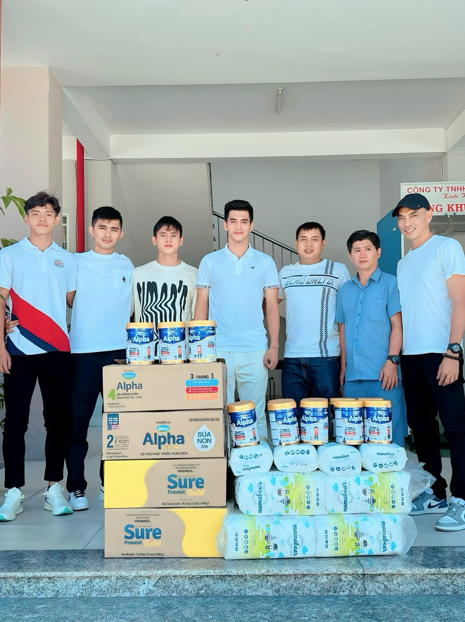 Tiền đạo Tiến Linh có hành động đầy ý nghĩa với các trẻ em mồ côi - Ảnh 1