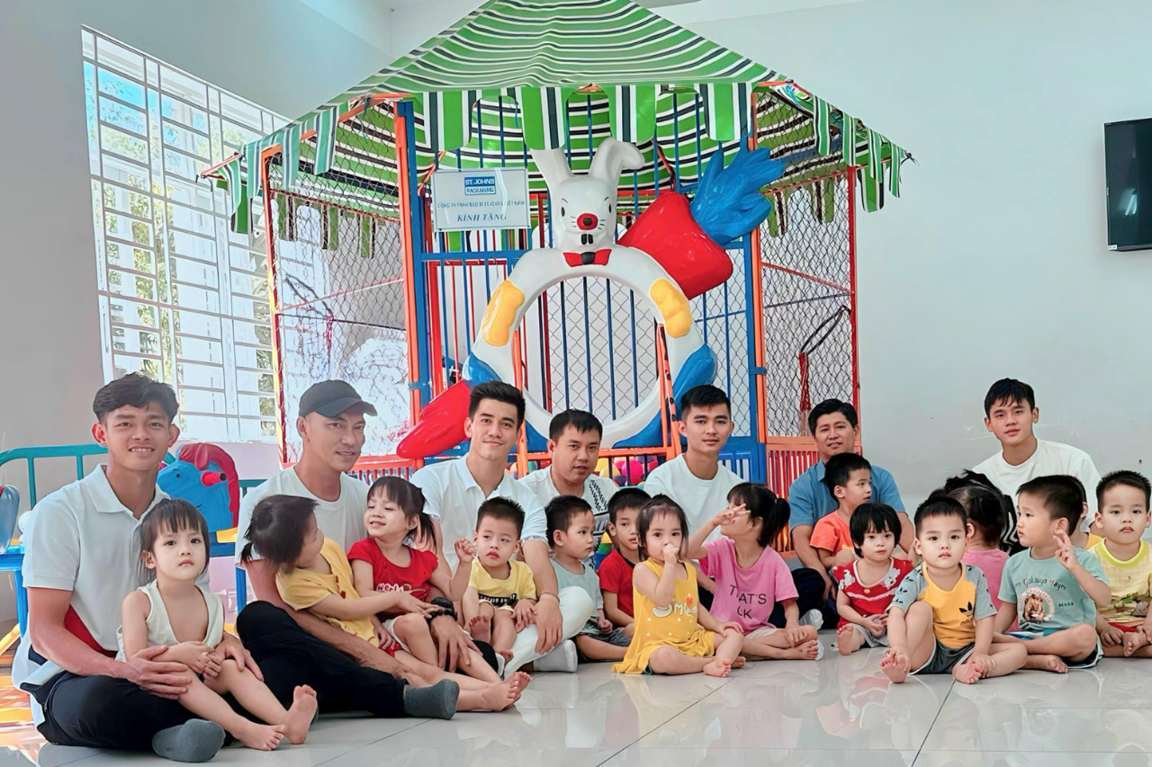 Tiền Linh cùng một số người đồng đội tại CLB Bình Dương thăm và tặng quà cho trẻ em mồ côi