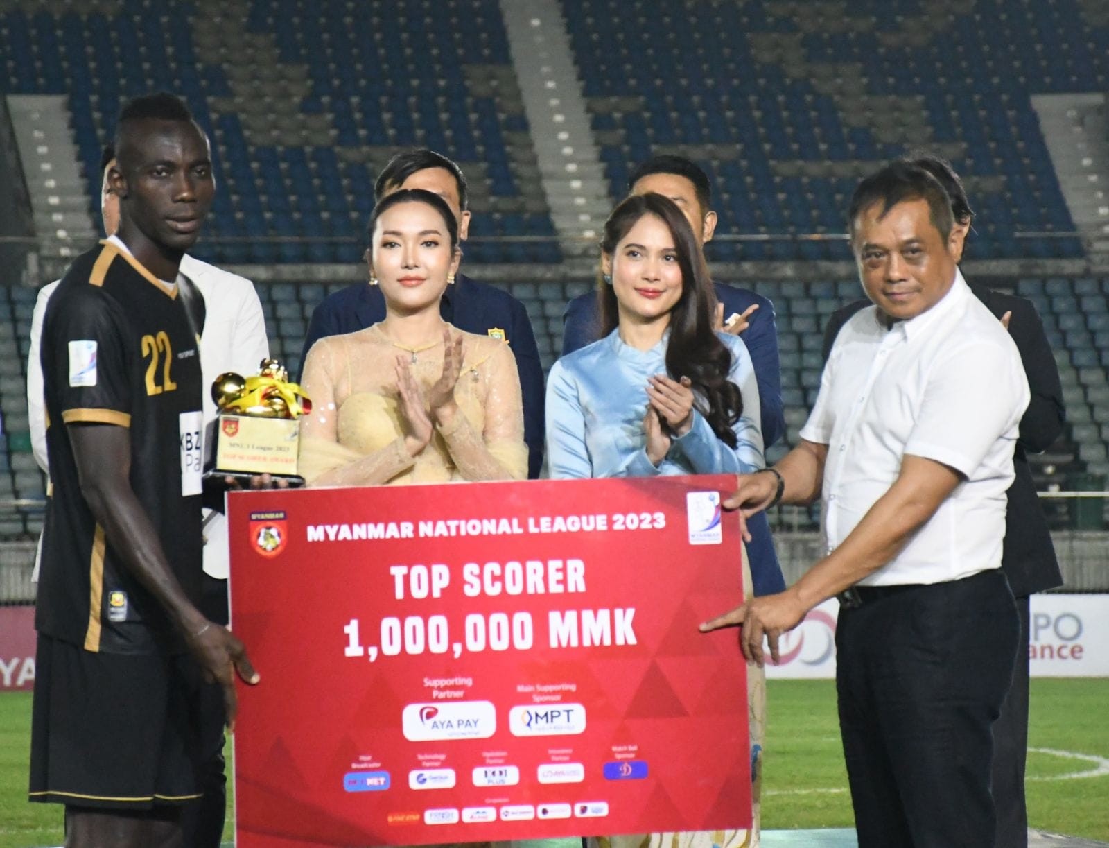 Racheen Bello nhận danh hiệu vua phá lưới giải VĐQG Myanmar. Ảnh: CLB Shan Utd