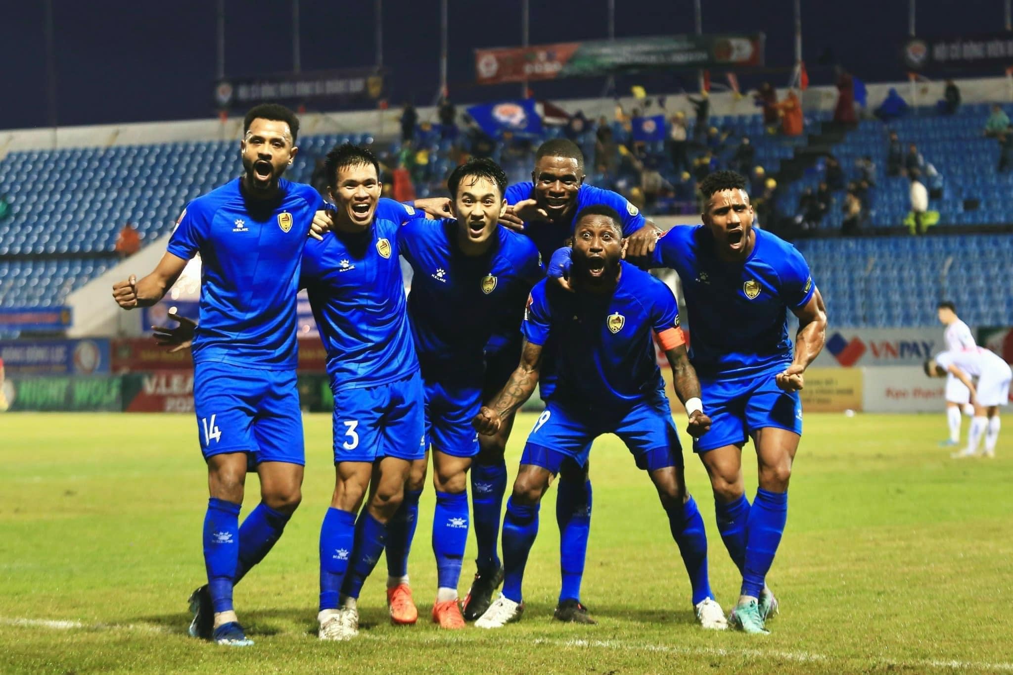Bảng xếp hạng vòng 7 V-League 2023/24: Ngôi đầu đổi chủ, HAGL lâm nguy - Ảnh 2