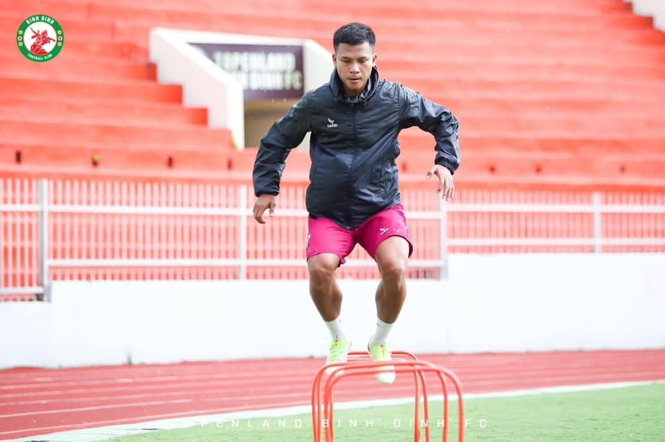 Hậu vệ Lê Ngọc Bảo quyết tâm tham dự Asian Cup 2023. Ảnh: CLB Bình Định Hậu vệ Lê Ngọc Bảo quyết tâm tham dự Asian Cup 2023. Ảnh: CLB Bình Định