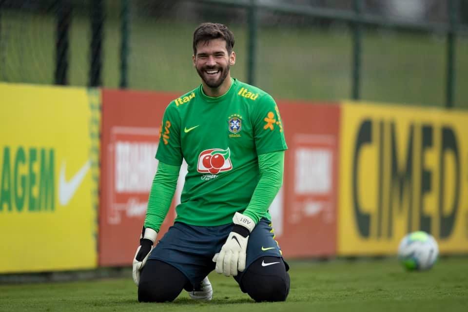 Alisson được chọn nhờ phong độ ổn định trong thời gian dài. Thủ thành thuộc biên chế Liverpool là lựa chọn số một ở tuyển quốc gia lẫn CLB và đang trên đường trở thành một trong những thủ môn vĩ đại nhất Ngoại hạng Anh