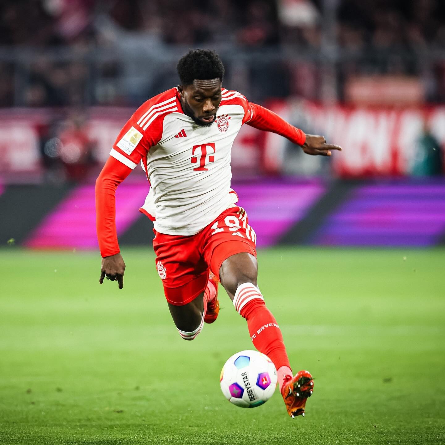 Alphonso Davies vẫn là sự lựa chọn số 1 nơi hành lang cánh trái. Ngôi sao người Canada trở thành trụ cột của cả Bayen Munich lẫn tuyển Canada
