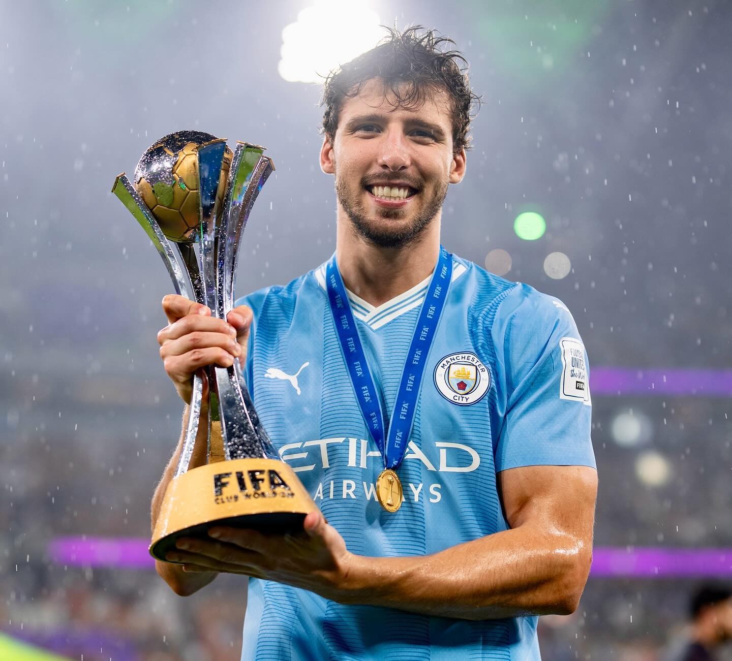 Ruben Dias thi đấu chắc chắn nơi hàng phòng ngự Man City giúp The Citizens giành cú ăn 5 mùa giải 2023