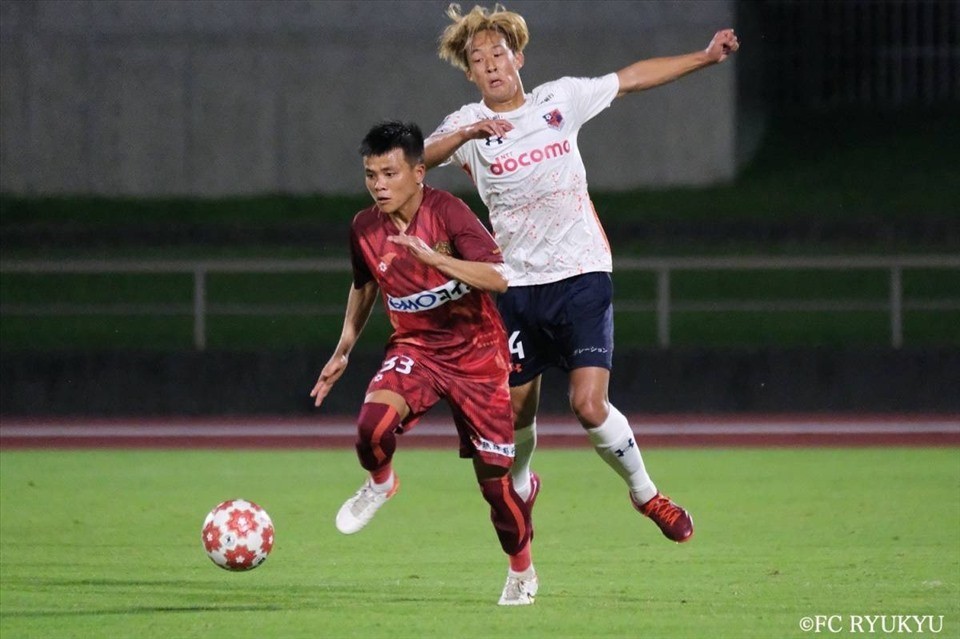Văn Luân từng khoác áo CLB Ryukyu FC ở J-League 2. Ảnh: Internet Văn Luân từng khoác áo CLB Ryukyu FC ở J-League 2. Ảnh: Internet