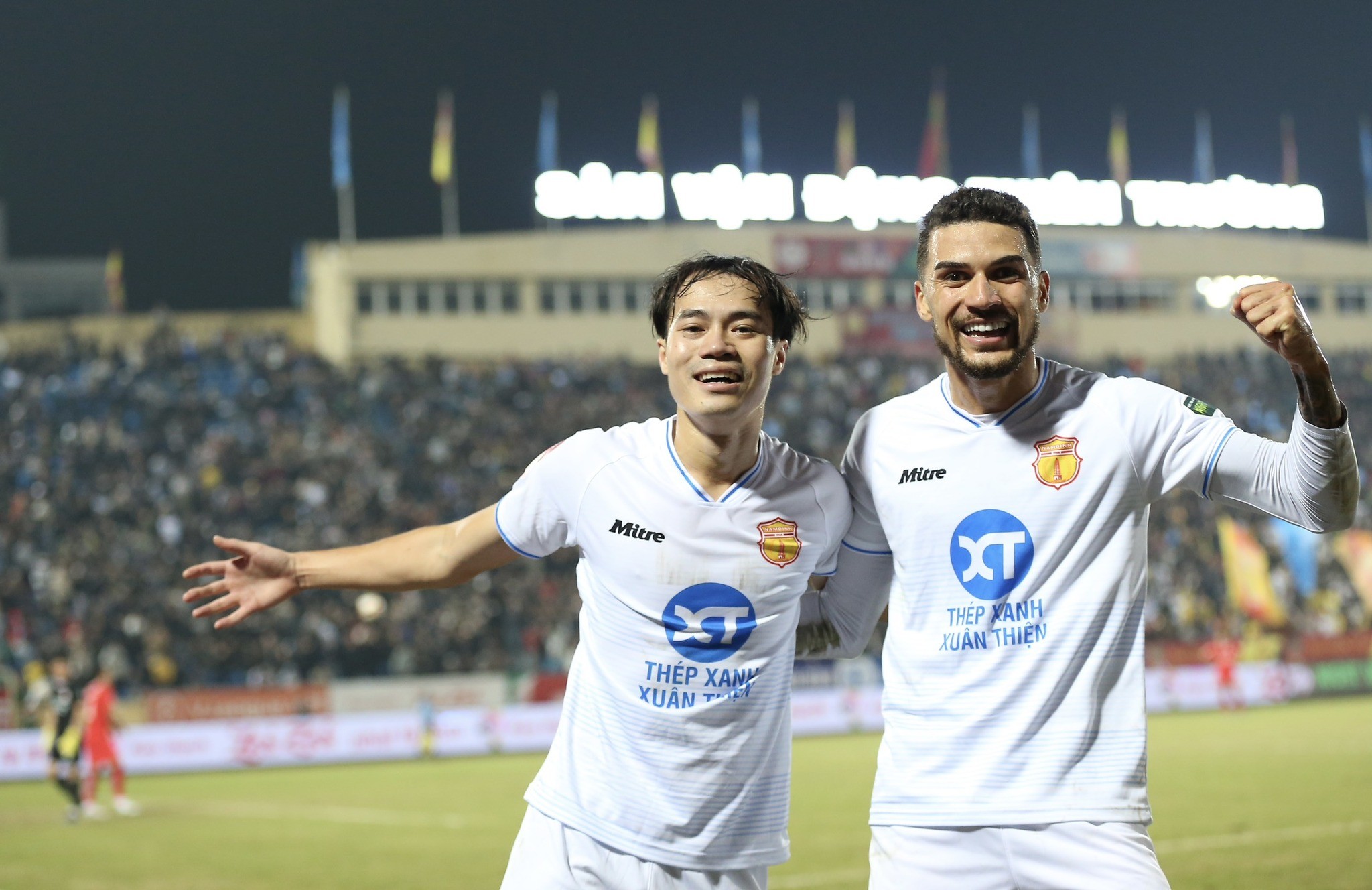 CLB Nam Định vững vàng ở ngôi đầu bảng V-League 2023/24. Ảnh: Internet