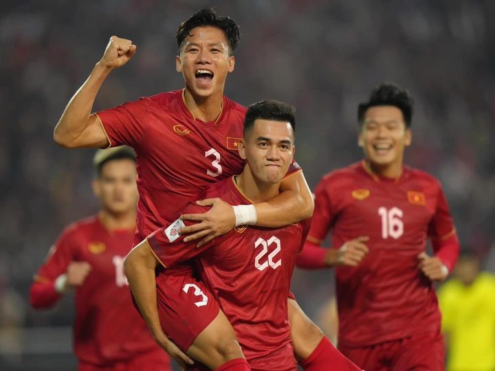 Quế Ngọc Hải cùng Nguyễn Tiến Linh chia tay tuyển Việt Nam trước thềm Asian Cup 2023. Ảnh: Internet Quế Ngọc Hải cùng Nguyễn Tiến Linh chia tay tuyển Việt Nam trước thềm Asian Cup 2023. Ảnh: Internet
