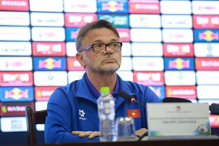 HLV Troussier không muốn trả lời thẳng vào câu hỏi liên quan đến sự vắng mặt các trụ cột ĐT Việt Nam. Ảnh: Internet HLV Troussier không muốn trả lời thẳng vào câu hỏi liên quan đến sự vắng mặt các trụ cột ĐT Việt Nam. Ảnh: Internet