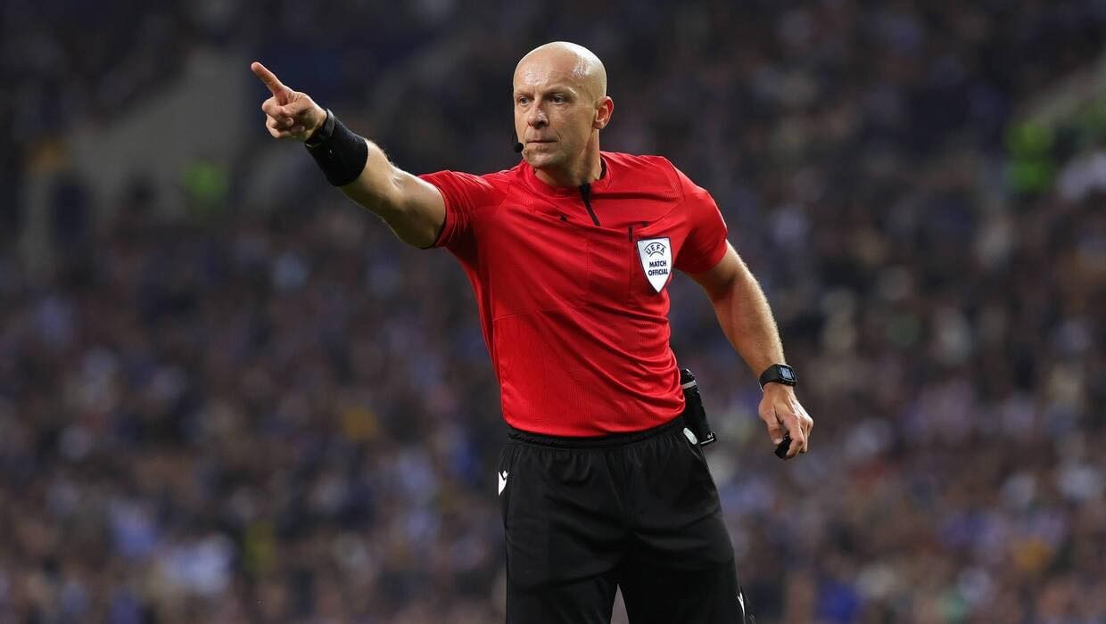 Trọng tài Szymon Marciniak nhận giải trọng tài xuất sắc nhất năm 2023. Ảnh: Internet