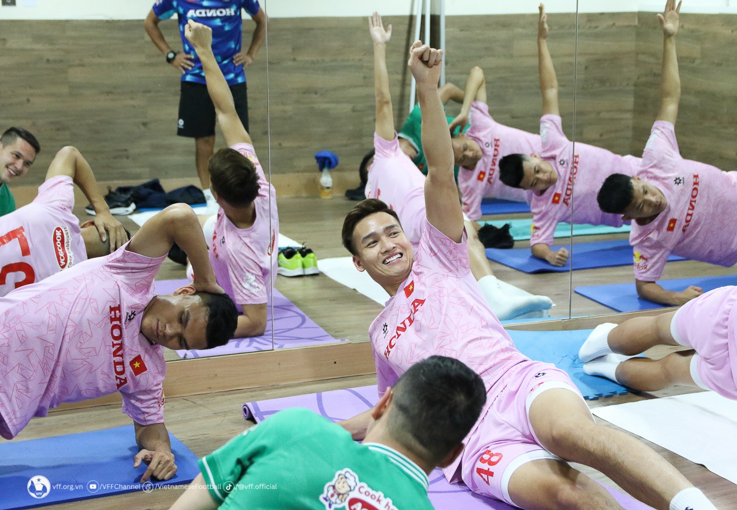 Tuyển Việt Nam tập duy trì thể lực tại khách sạn. Ảnh: VFF