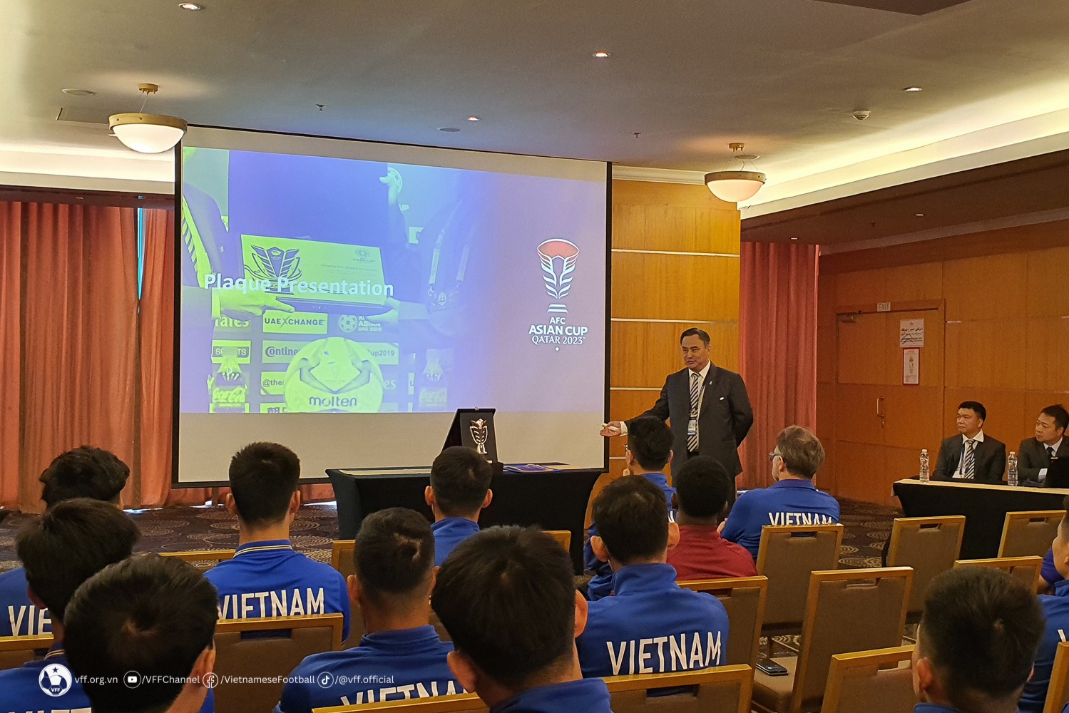 Tuyển Việt Nam rạng rỡ chụp ảnh truyền thông trước thềm Asian Cup 2023 - Ảnh 1