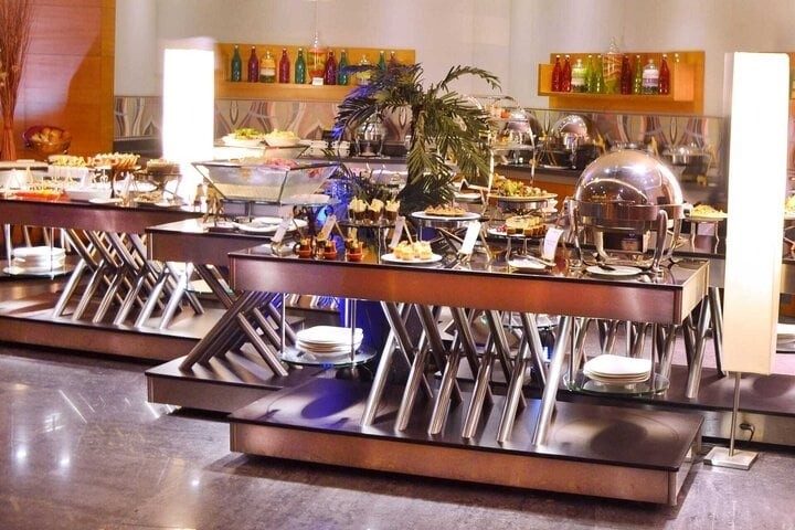 Đồ ăn tại khách sạn rất đa dạng, đủ các món ăn quen thuộc tránh nhàm chán, đảm bảo cung cấp dinh dưỡng cho cầu thủ