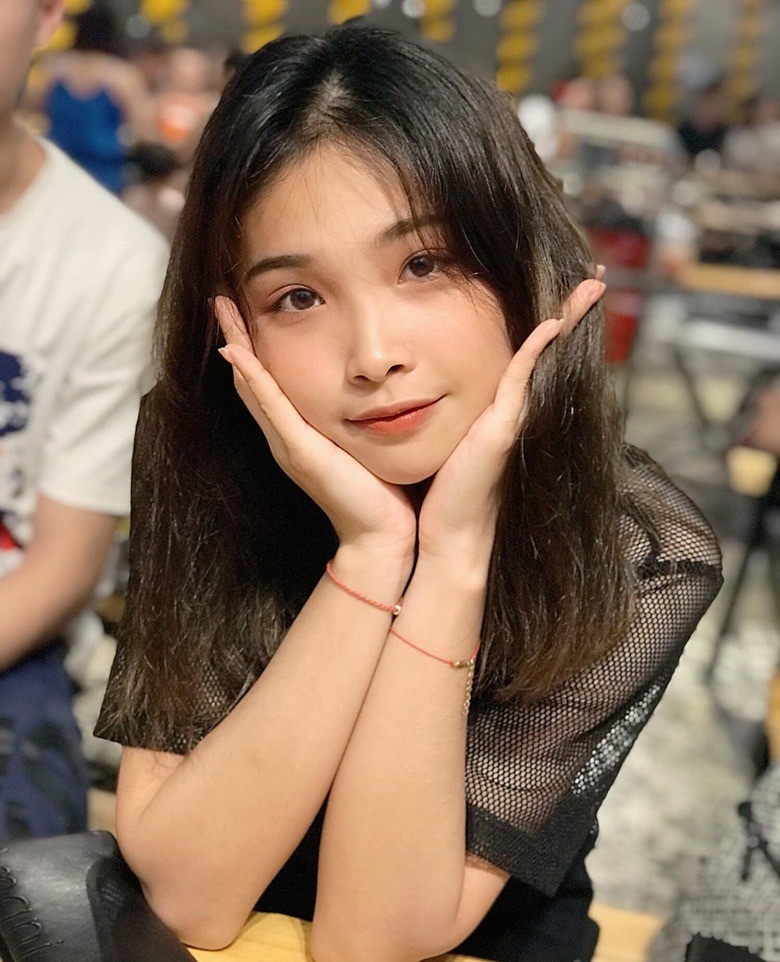 Bóng hồng 24 tuổi còn sở hữu vẻ ngoài xinh xắn, hút hồn