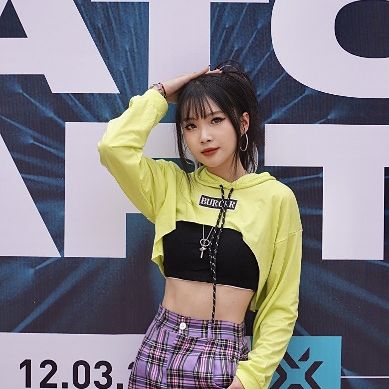 VĐV Đặng Tiểu Bình còn nổi tiếng trong cộng đồng gamer Việt. Cô nàng gây bất ngờ khi không còn góp mặt với tư cách vận động viên Wushu mà chuyển sang làm công tác trọng tài ở bộ môn eSports Valorant