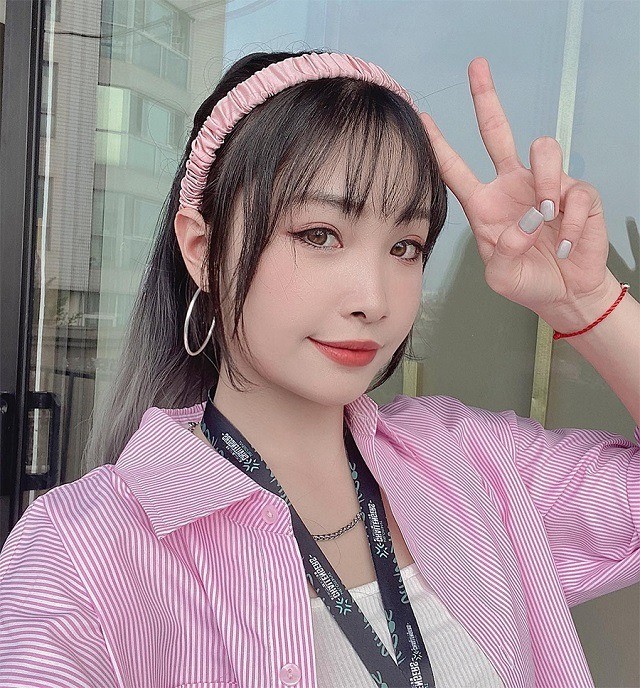 Nhờ ngoại hình xinh đẹp, phong cách mạnh mẽ, cá tính cùng profile vận động viên võ thuật từng dự SEA Games, Tiểu Bình được yêu mến bởi cộng đồng game thủ và trở thành một MC mới vô cùng triển vọng trong làng thể thao điện tử