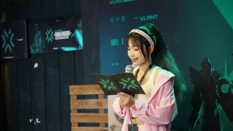 Cô từng xuất hiện trong các buổi Showmatch của Valorant Việt Nam. Ngoài ra, cô còn từng thử sức trong vai trò caster của bộ môn này và nhận được những lời khen cho chất giọng nữ mới mẻ của mình