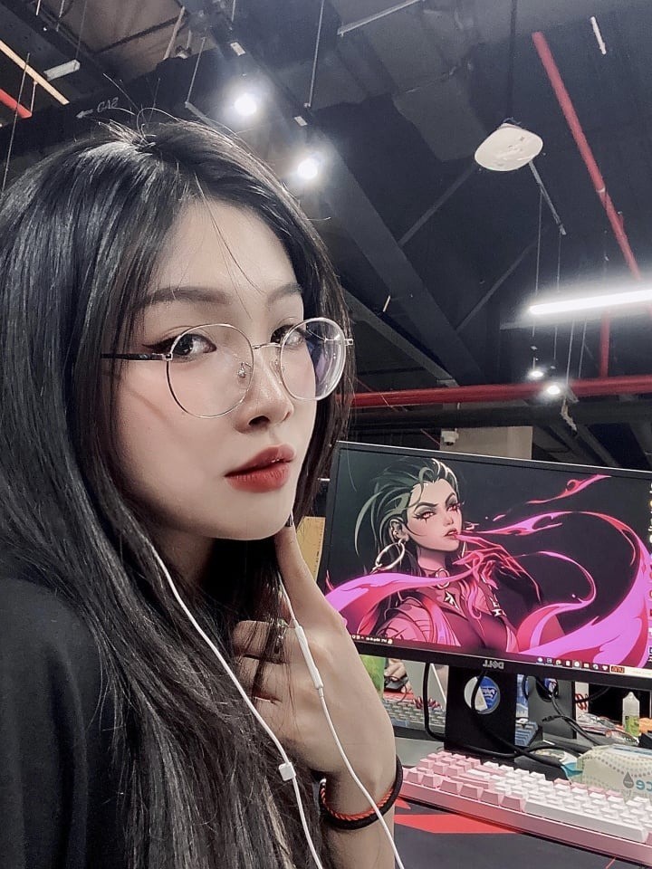 Nhan sắc xinh đẹp ngoài đời thường của hot girl eSport Việt Nam - Ảnh 1