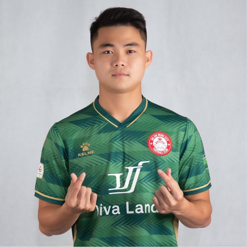 Tùng Quốc đang khoác áo CLB TP.HCM. Anh hiện đang là thủ quân của 'Chiến hạm đỏ' và từng được HLV Park Hang-seo triệu tập lên đội tuyển Việt Nam.