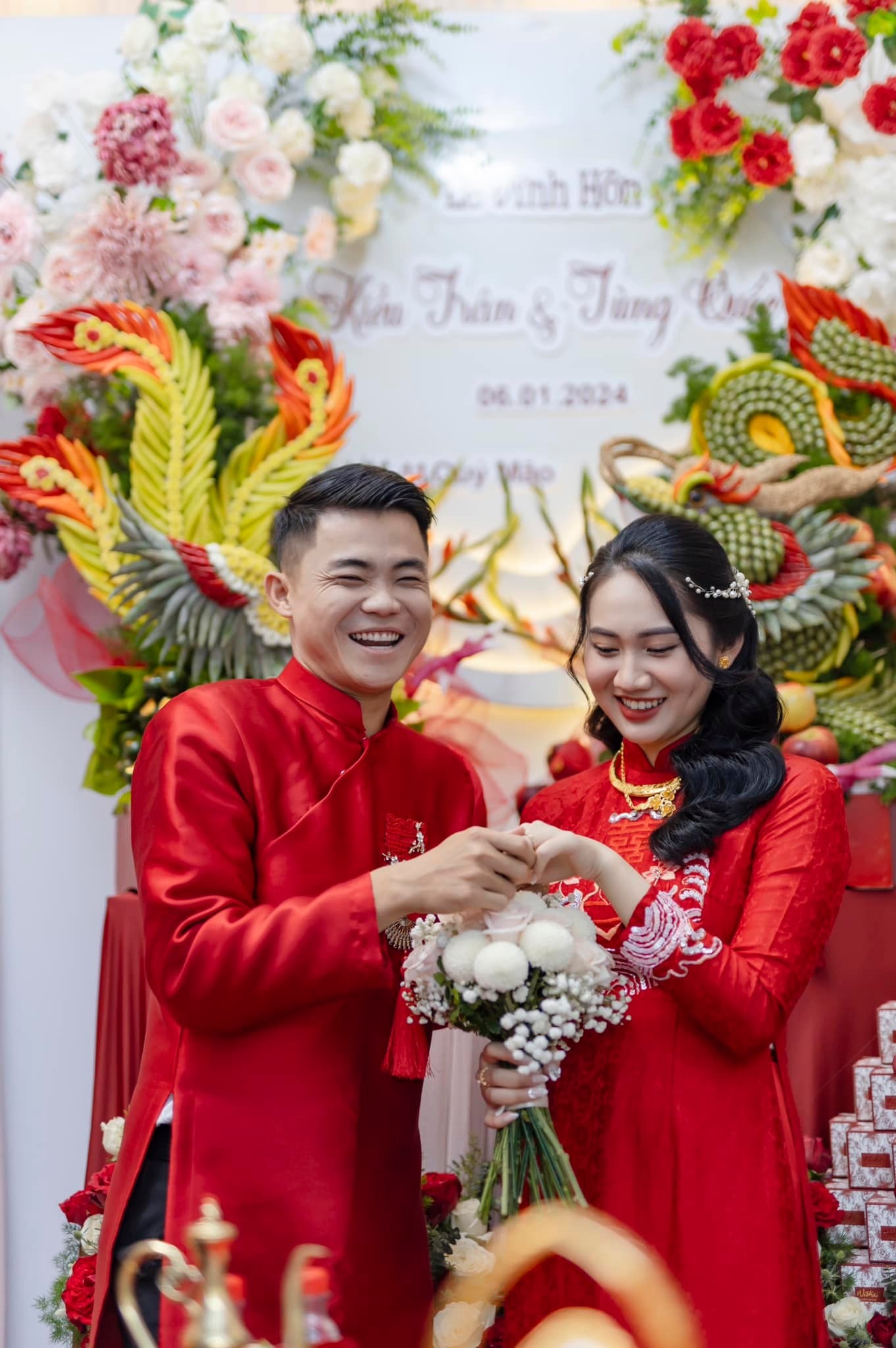 Tại lễ ăn hỏi hậu vệ sinh năm 1998 không ngần ngại tình tứ với nửa kia trong lễ ăn hỏi