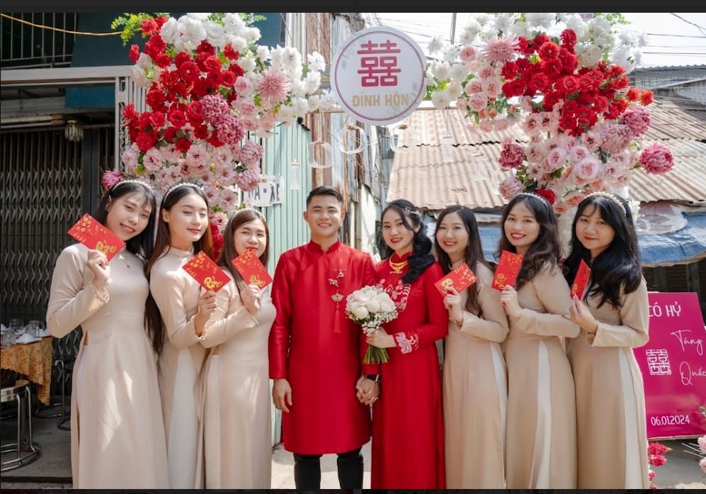 Cặp đôi vui vẻ trao lì xì cho dàn tráp