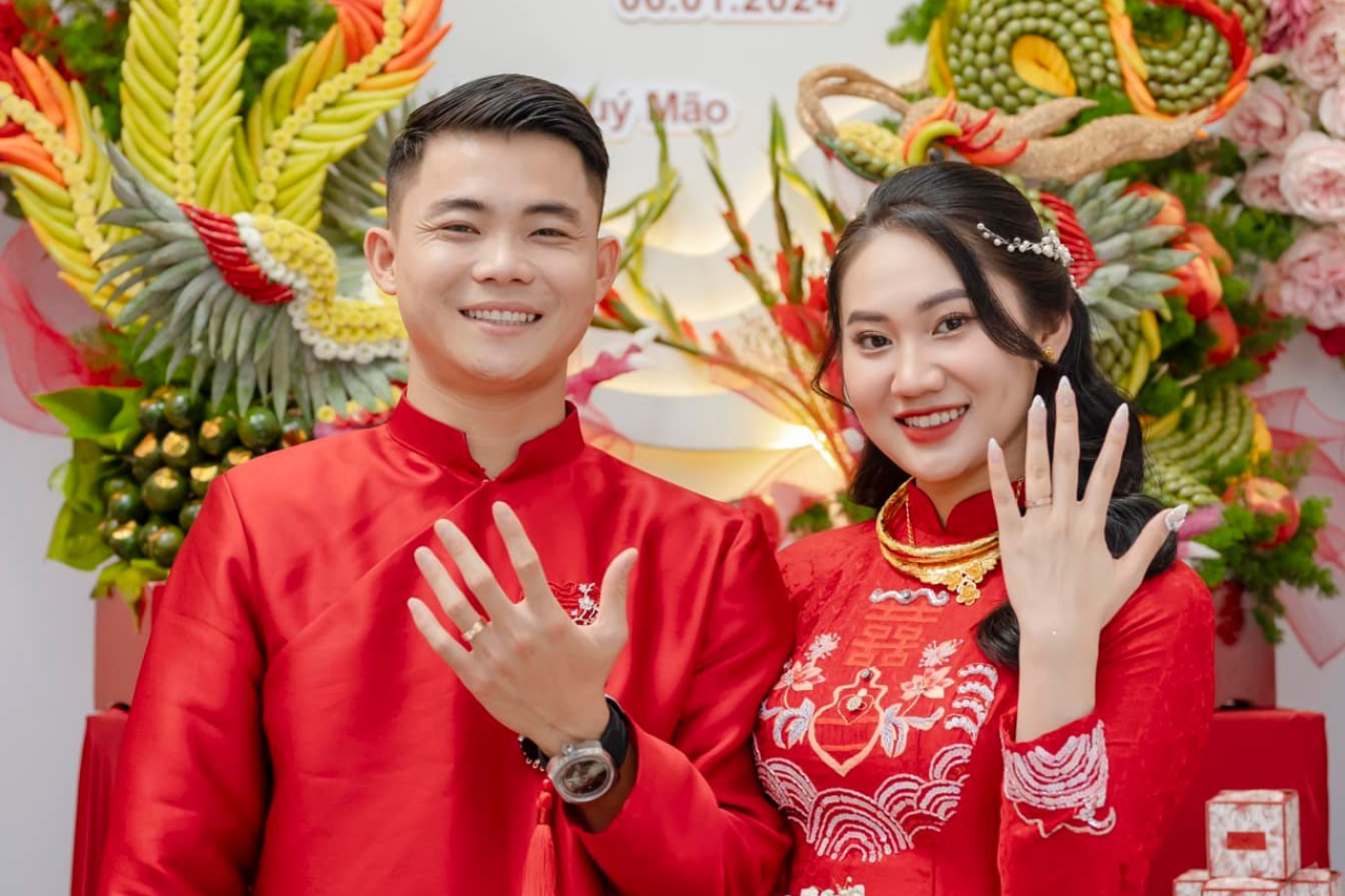 Hậu vệ Ngô Tùng Quốc tổ chức lễ ăn hỏi với bạn gái yêu nhiều năm Kiều Trân