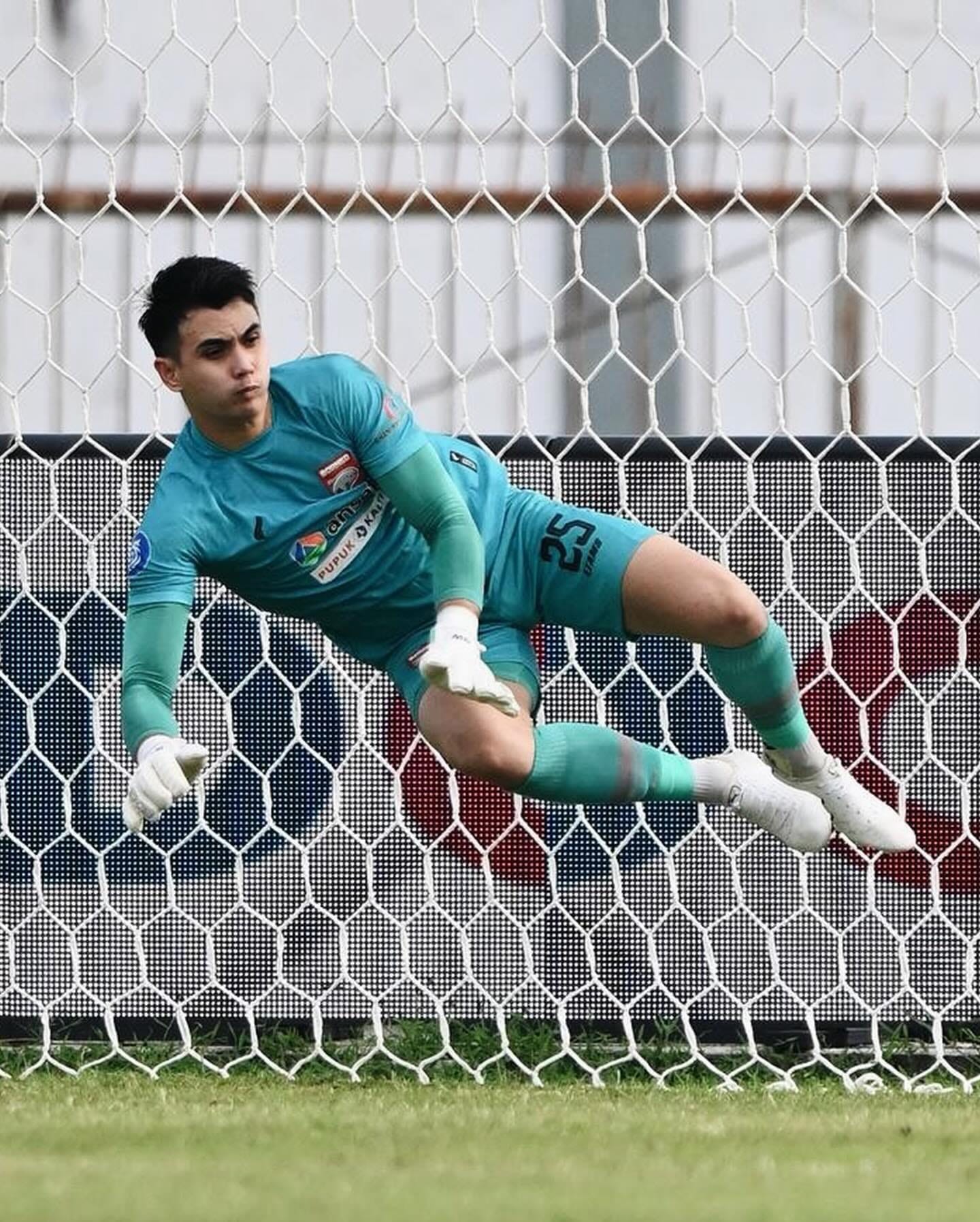 Thủ môn Nadeo Argawinata. Ảnh: FBNV