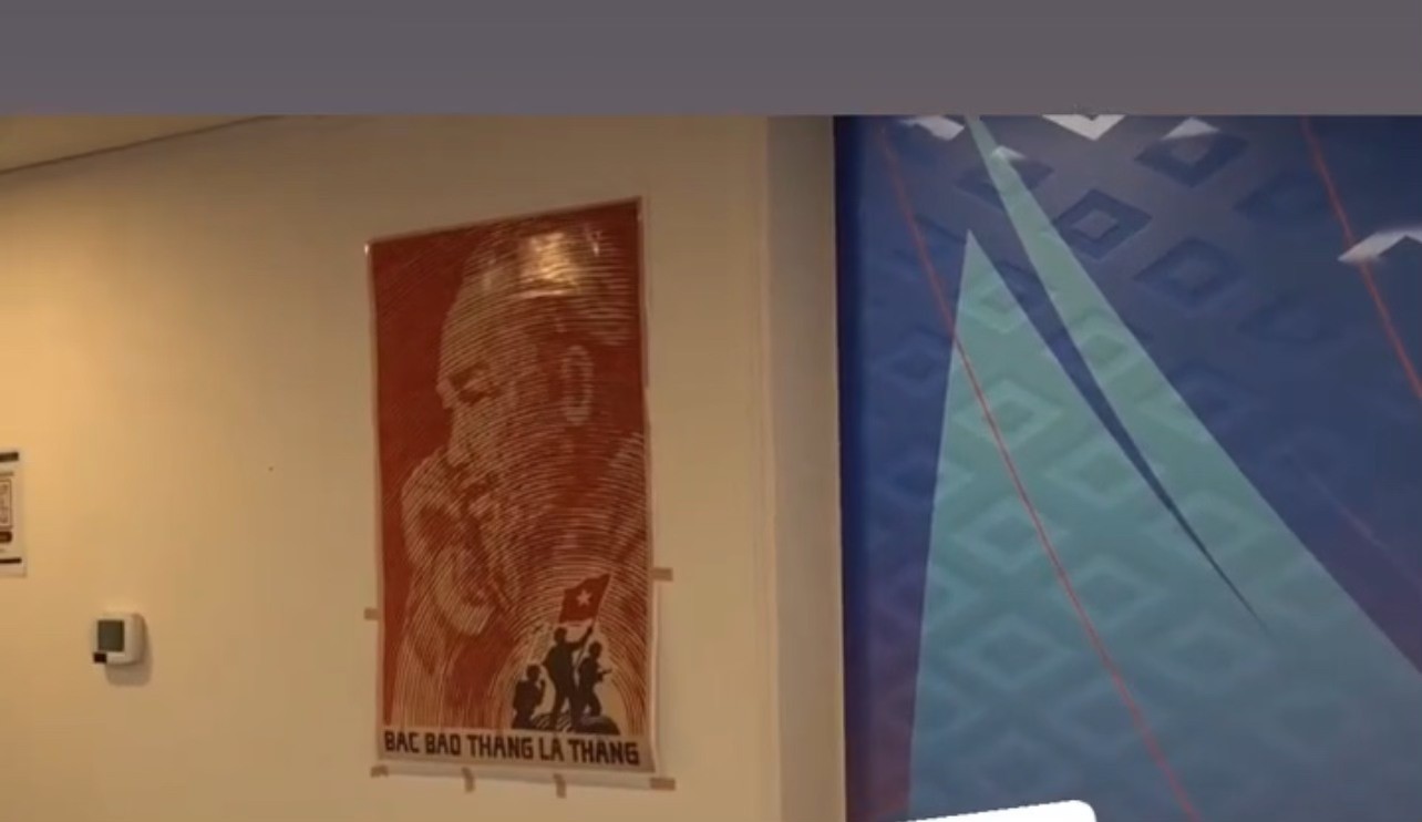 Bức tranh cổ động được trưng bày tại phòng thay đồ của tuyển Việt Nam. Ảnh: Internet