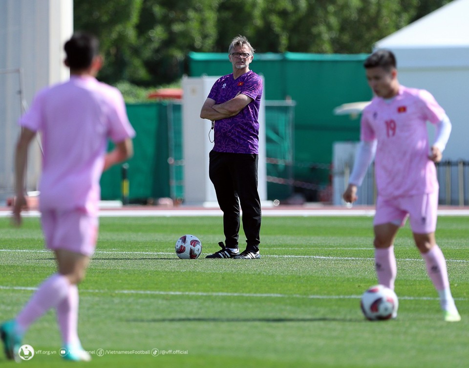 HLV Philippe Troussier tỏ ra tự hào vì tuyển Việt Nam đã có trận đấu hay và tốt trước đội tuyển Nhật Bản. Ảnh: VFF