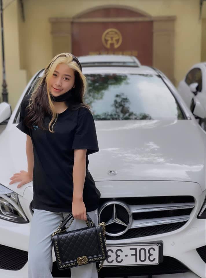 Mỗi trang phục Như Phương lại chọn một chiếc túi xách khác nhau