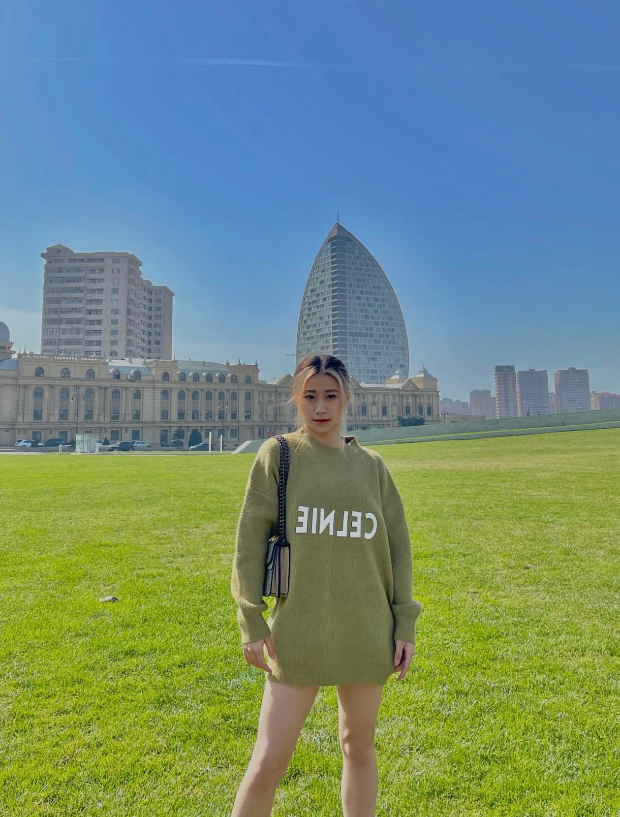 Cô nàng thường xuyên khoe ảnh ra nước ngoài