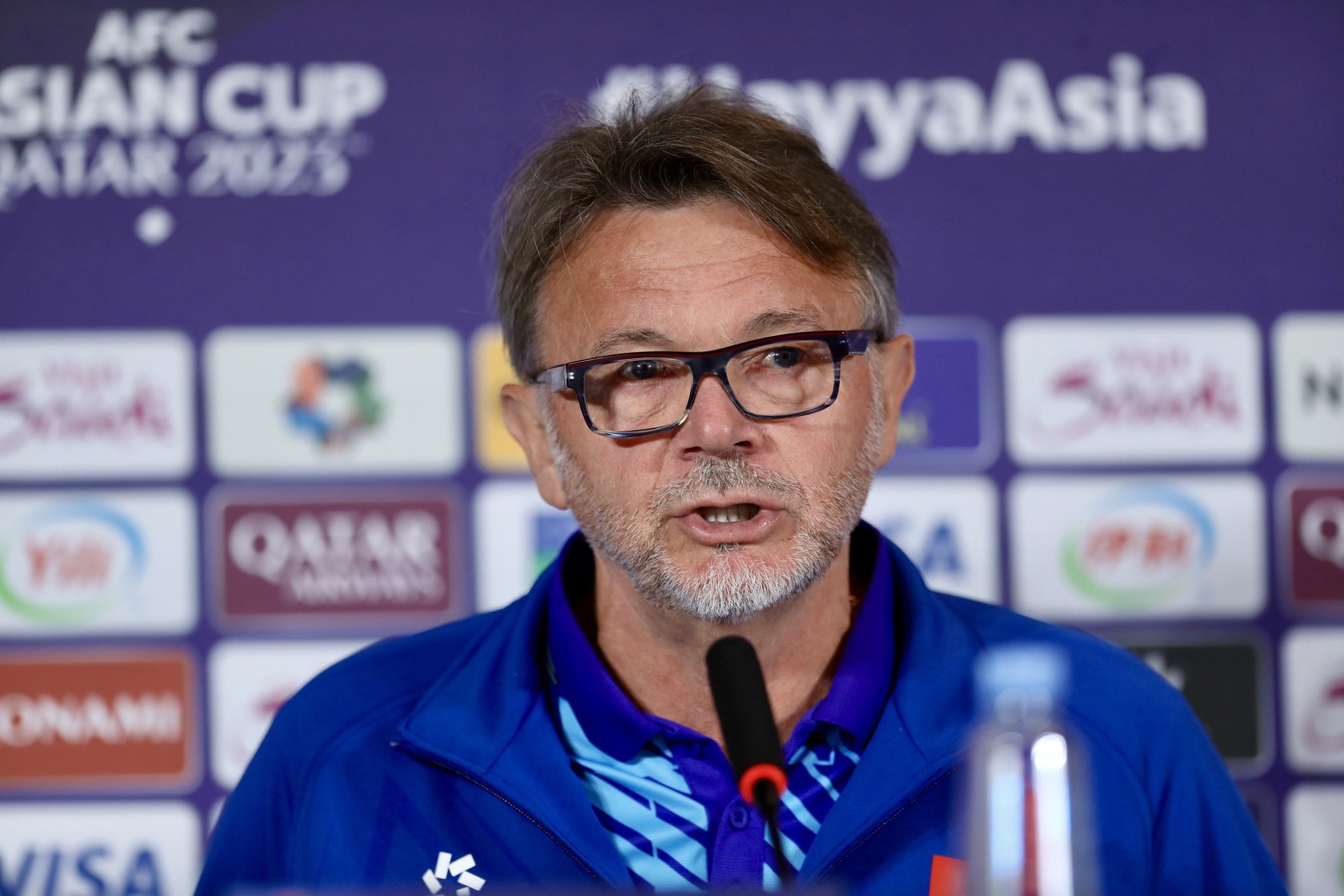 HLV Troussier muốn giành 6 điểm trong 2 trận gặp Indonesia và Iraq. Ảnh: Internet