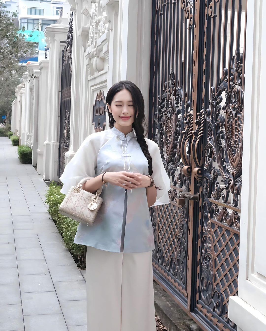 Bà xã Đoàn Văn Hậu khoe phong cách những ngày cận Tết với bộ trang phục lấy cảm hứng từ trang phục truyền thống