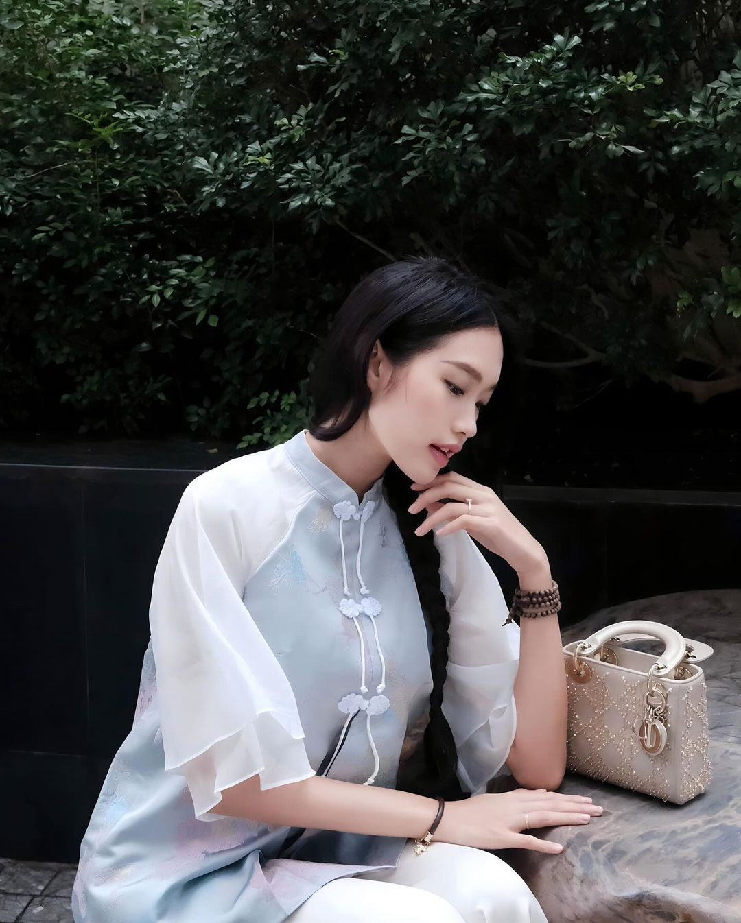 Để phối cùng set đồ, Doãn Hải My chọn mẫu túi Lady Dior, nở nụ cười tươi tắn, hiền lành tạo dáng trên phố.