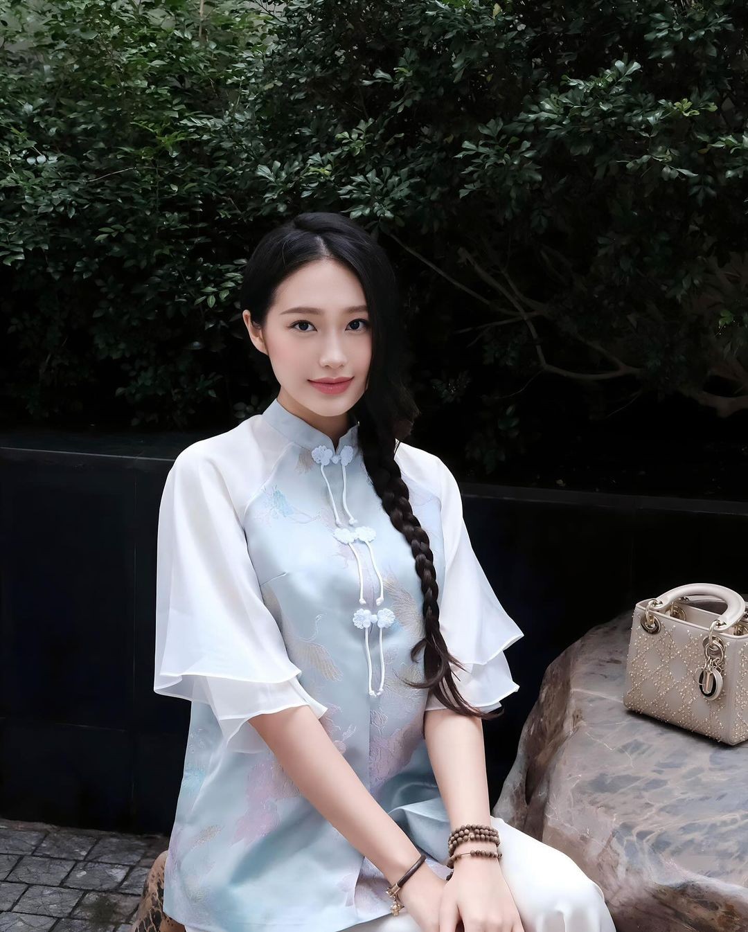 Doãn Hải My trong trang phục nữ tính, chọn cách trang điểm nhẹ nhàng, gương mặt mang nét mơ mộng