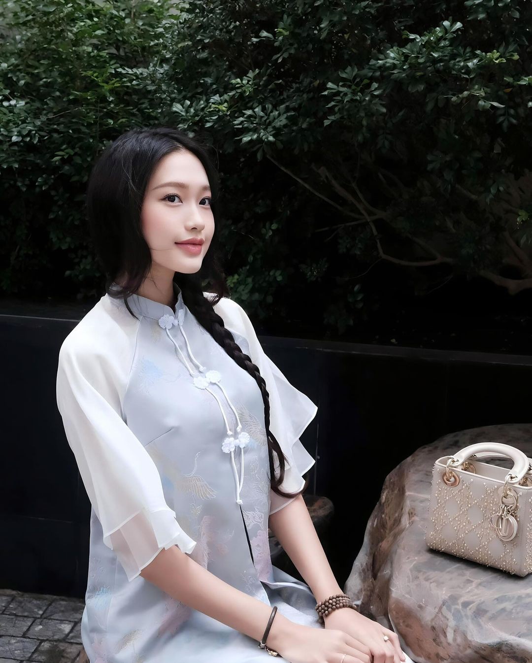 Từ khi kết hôn với Đoàn Văn Hậu, Doãn Hải My chuộng trang phục kín đáo, tôn vẻ dịu dàng