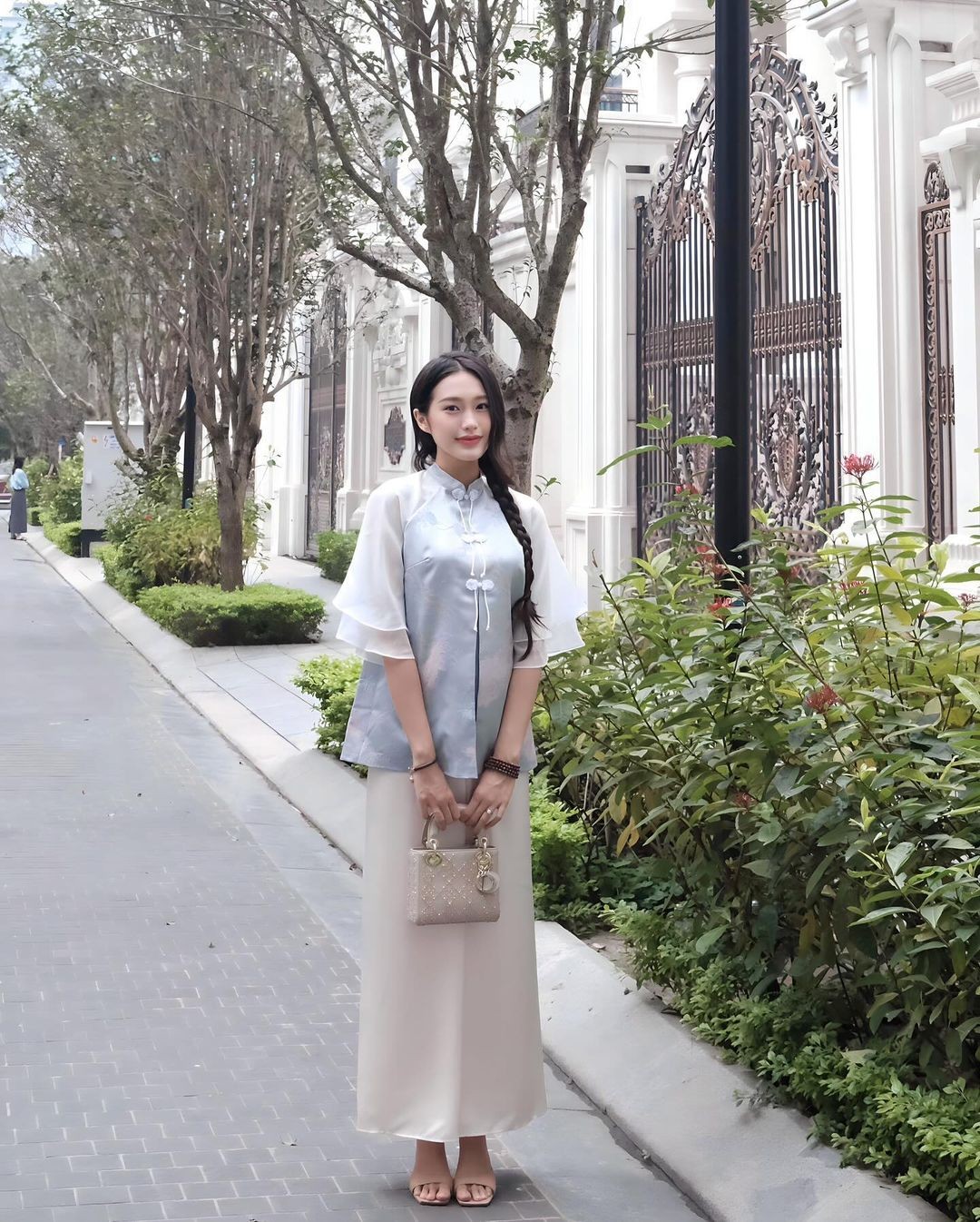 Doãn Hải My để kiểu tóc tết bím lệch. Diện áo vải gấm phối tơ dáng suông, đi cùng quần lụa mềm mại. Bộ đồ giúp Hải My giấu nhẹm vòng 2 giữa nghi vấn có tin vui