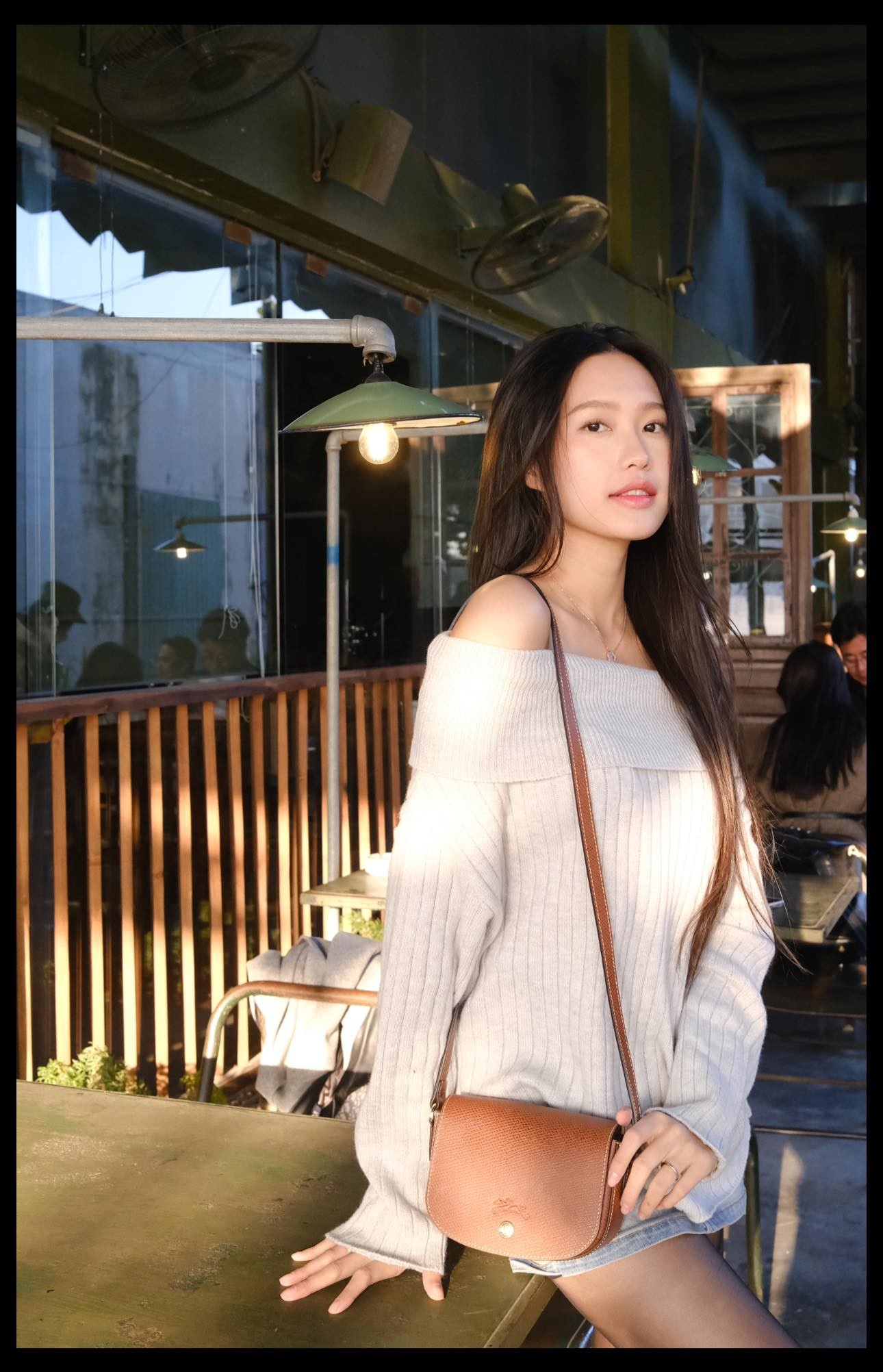 Trang phục kín đáo giấu vòng hai được bà xã Đoàn Văn Hậu chưng diện