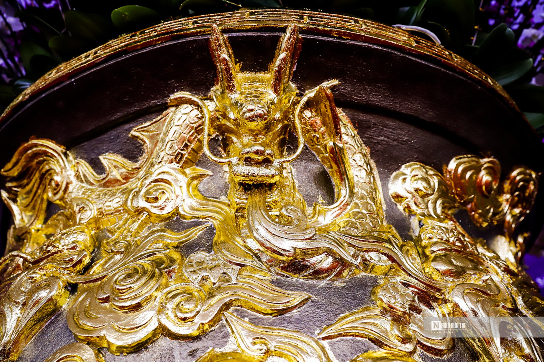 Rồng mạ vàng 24k chế tác tỉ mỉ trên phần chậu.