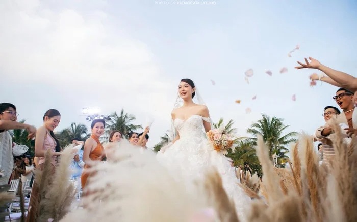 Minh Hằng vừa tổ chức đám cưới đã gây lo lắng khi gặp vấn đề về sức khỏe - Ảnh 1 Minh Hằng vừa tổ chức đám cưới đã gây lo lắng khi gặp vấn đề về sức khỏe - Ảnh 1